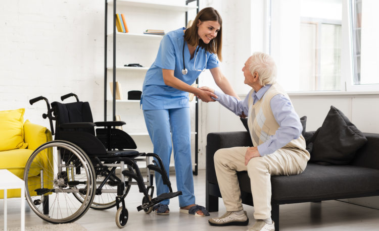 Quais os serviços de um cuidador de idosos?